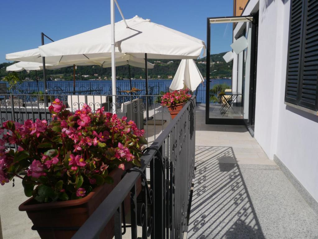 Hotel Lido Ranco Exteriör bild